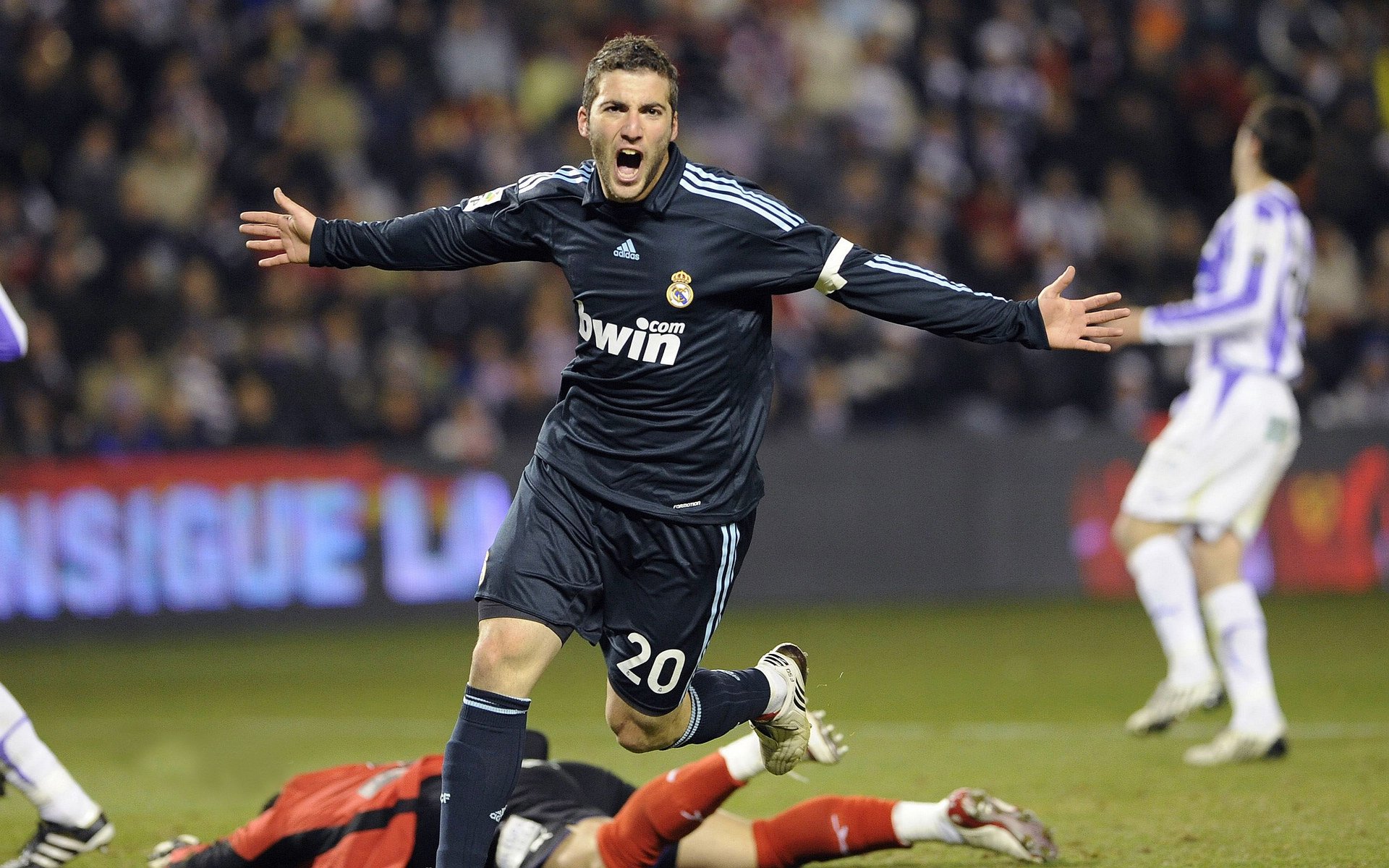 都灵通过精准配合打破对方密集防守