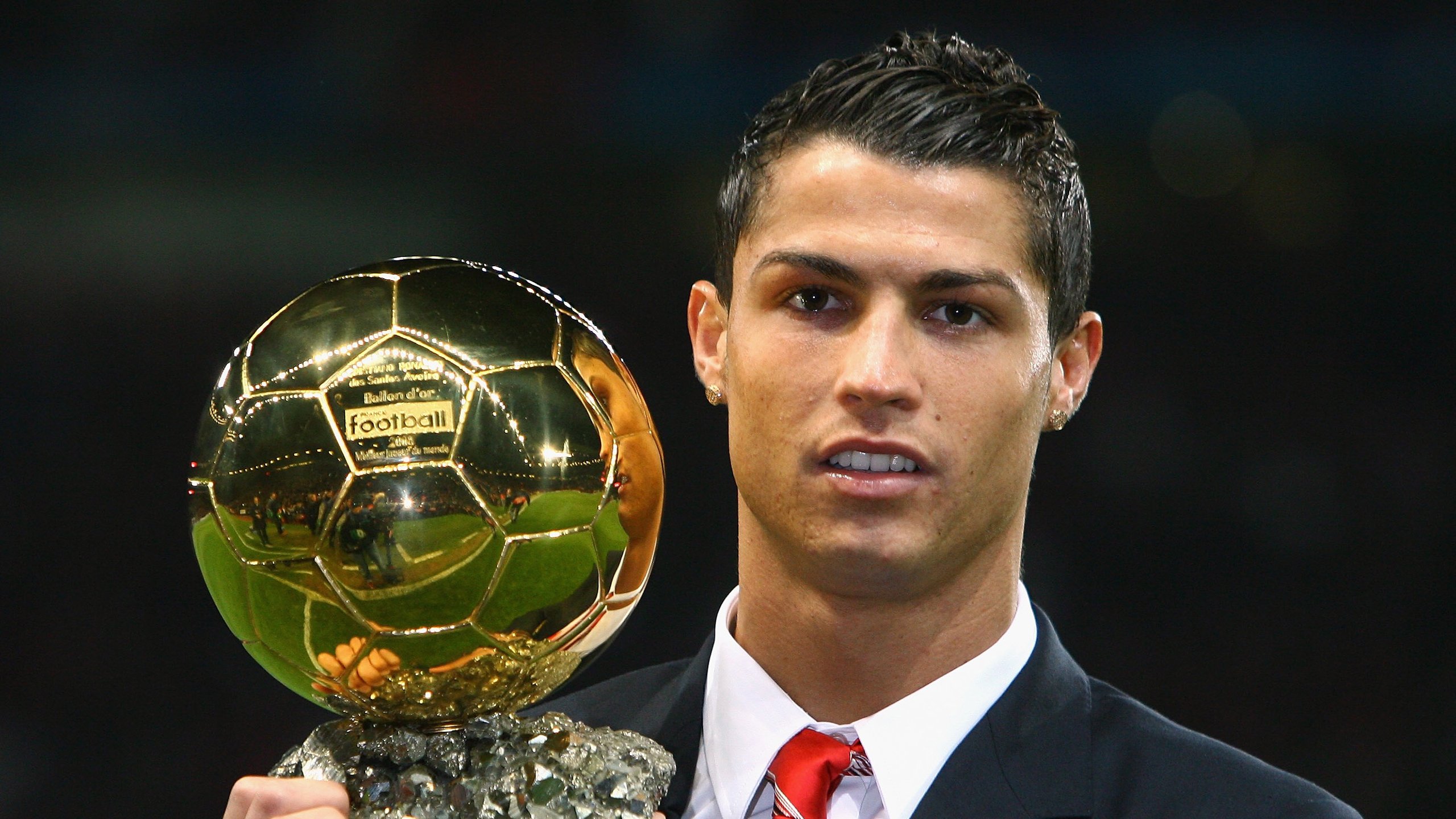 欧洲锦标赛激战正酣，德国队和西班牙队争锋夺冠，精彩持续不断