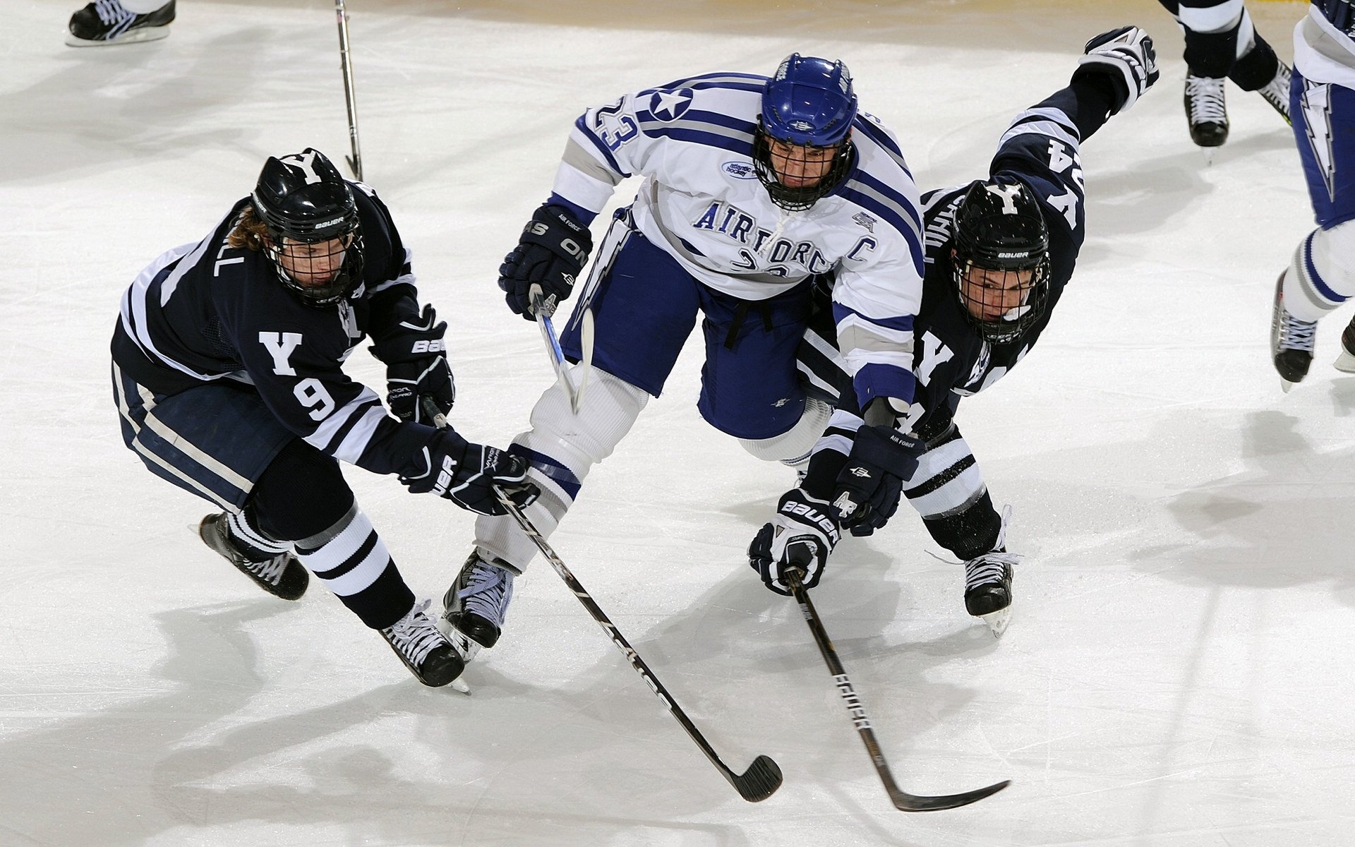 华体会官方网站下载-球员穿着智能可穿戴设备，训练数据实时监控，业余足球智能穿戴装备